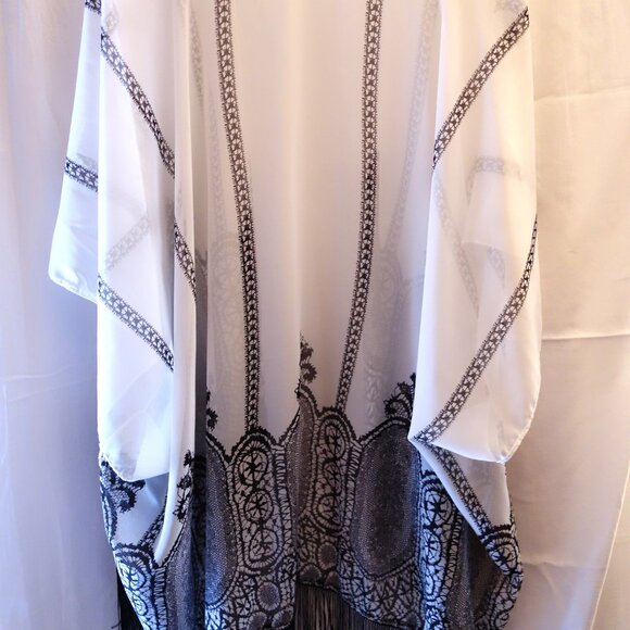 👗2/$30👗 White w/ Black Embroidery Slip-over Light Day Jacket/Cape - Picture 4 of 4